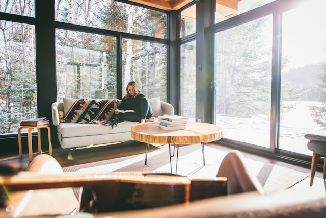 Cozy Airbnb living room illustrating how does Airbnb work in nature-inspired homes.