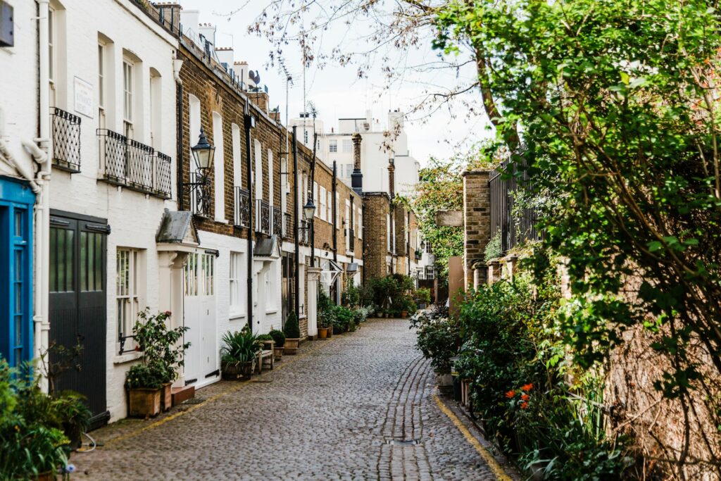 Charming cobblestone street with classic London townhouses, a prime location for Airbnb arbitrage in the city's thriving short-term rental market.